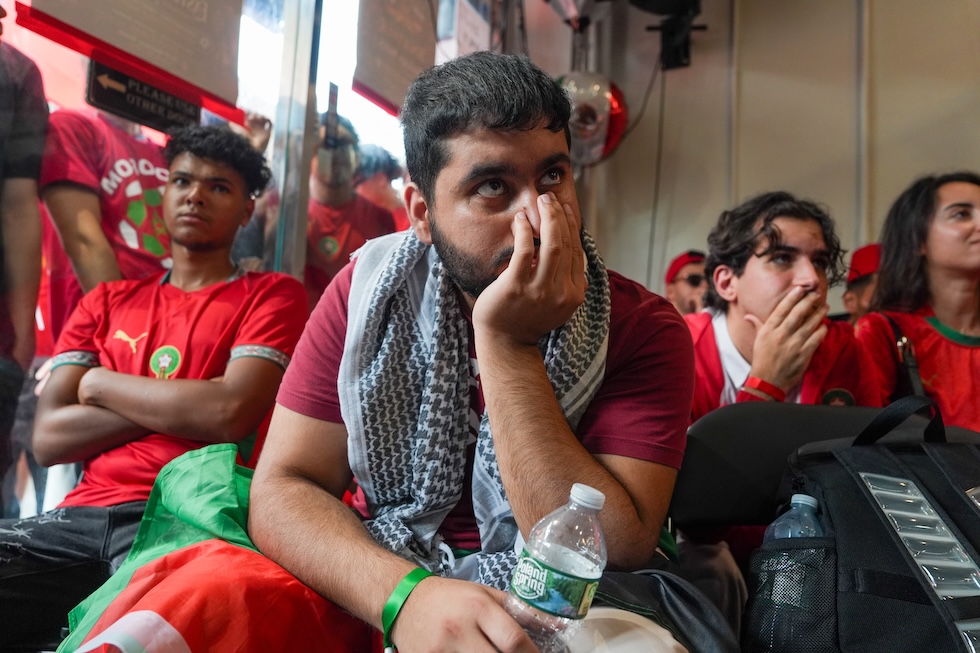Tifosi del Marocco guardano la partita dei Mondiali tra Marocco e Francia, ieri (AP Photo/Ryan Murphy)