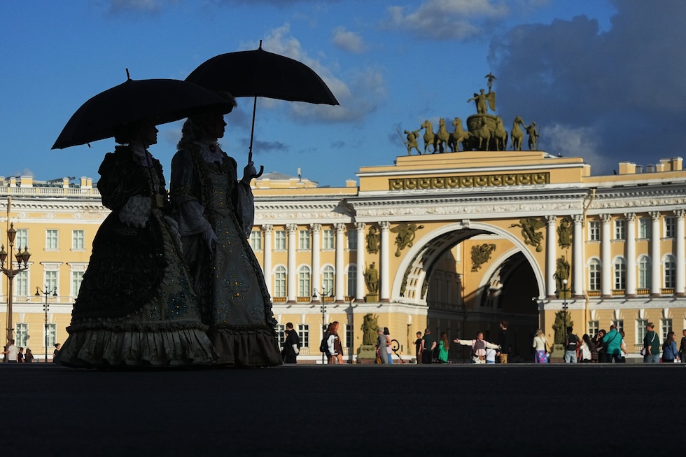 Donne in abiti settecenteschi passeggiano in piazza del Palazzo (AP Photo/Dmitri Lovetsky)
