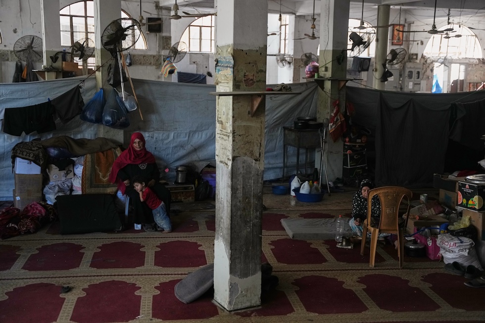 Donne e bambini palestinesi in una sala della moschea Bilal, trasformata in rifugio per sfollati (AP Photo/Abdel Kareem Hana)