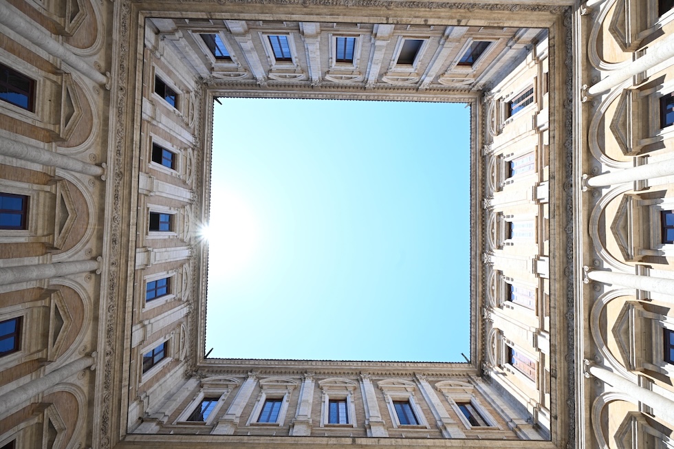 Le facciate del cortile interno di Palazzo Farnese, sede dell'ambasciata francese, dove sono finiti i lavori di restauro delle facciate e dei tetti iniziati nel 2021 (ANSA/MAURIZIO BRAMBATTI)