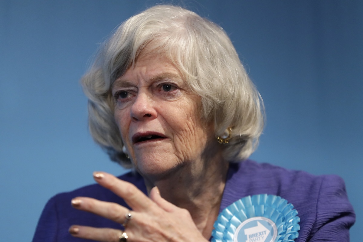 Nel Regno Unito un uomo è stato arrestato in relazione alle indagini sulla morte di Ann Widdecombe, portavoce di Reform UK