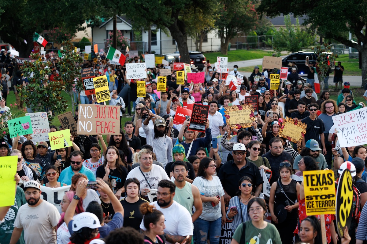 Una protesta per la morte di Lorenzo Salgado Araujo, a Houston, l'8 luglio 2026 (AP/Mark Felix)