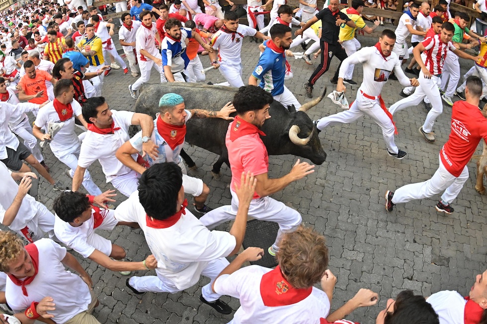 La quinta corsa con i tori, o encierro, per la festa di San Fermín. (EPA/DANIEL FERNANDEZ PEREZ)