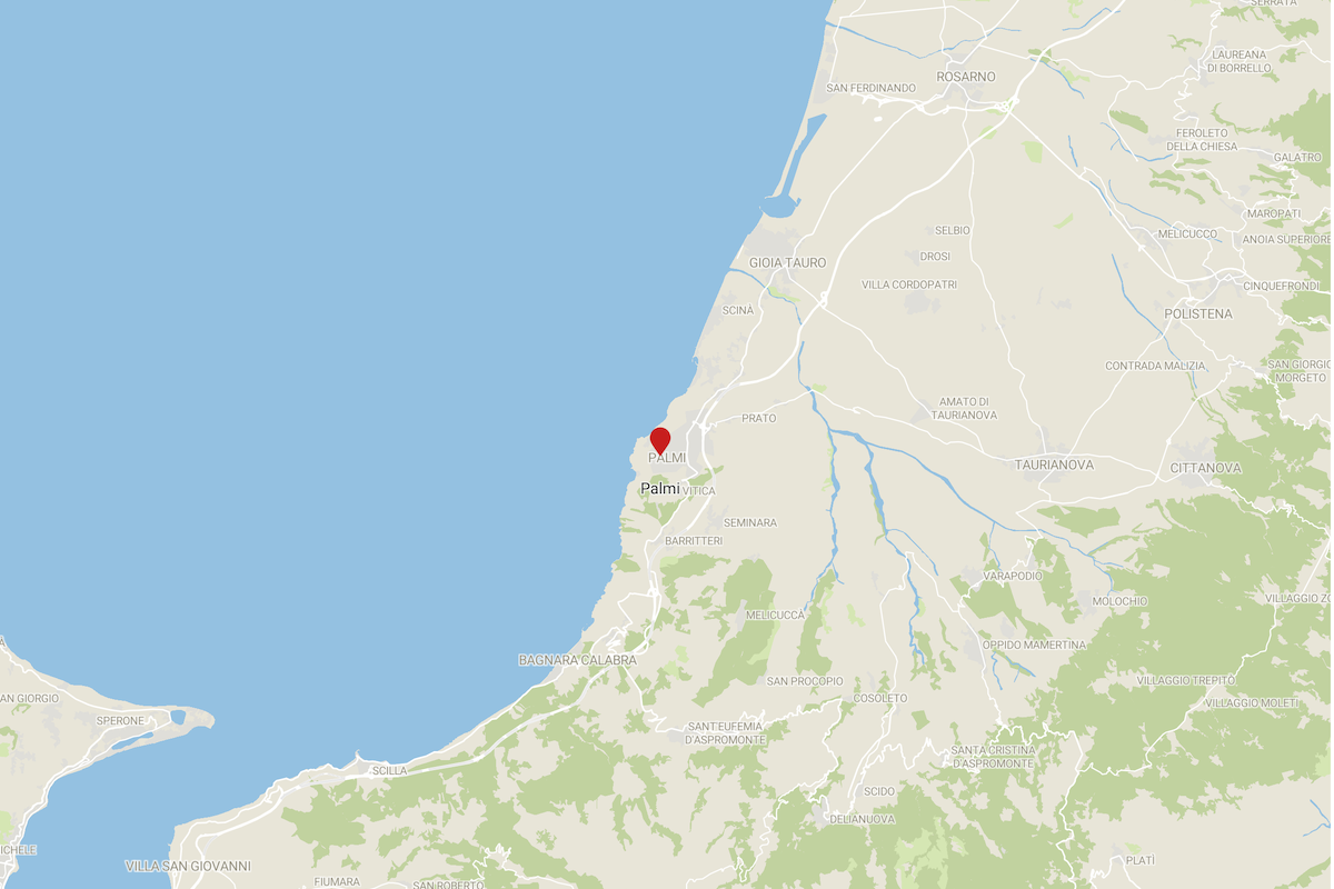 È in corso da due giorni un grosso incendio in un deposito di rifiuti a Palmi, in Calabria