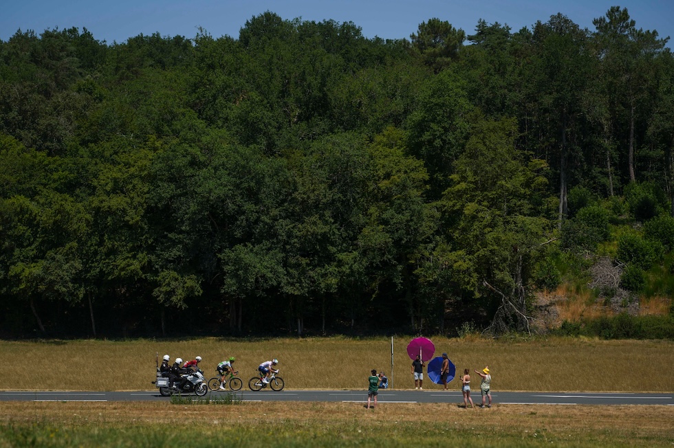 I corridori in fuga pedalano davanti agli spettatori durante l'ottava tappa del Tour de France. (AP Photo/Thibault Camus)