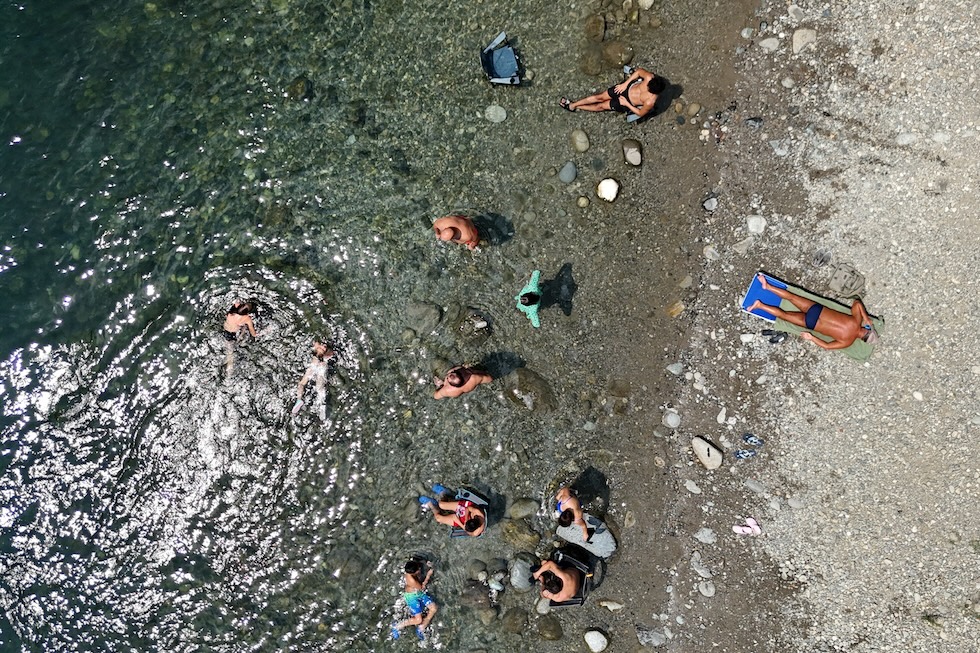 Persone fanno il bagno nell'Adda. (AP Photo/Luca Bruno)