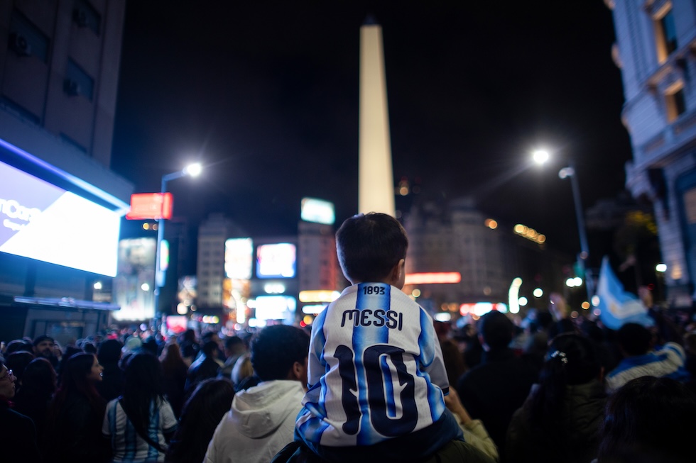 Un bambino indossa la maglia di Messi e insieme a molti altri tifosi festeggia in piazza la vittoria dell'Argentina contro la Svizzera ai quarti di finale dei Mondiali maschili di calcio. (Tomas Cuesta/Getty Images)
