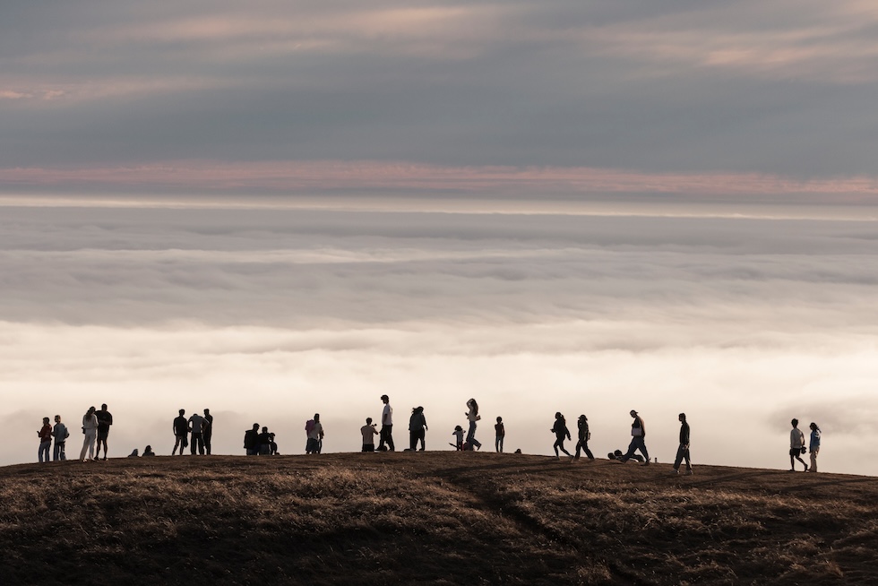 Alcuni visitatori asspettano l'ora del tramonto al Mount Tamalpais State Park. (Stephen Lam/San Francisco Chronicle via AP)
