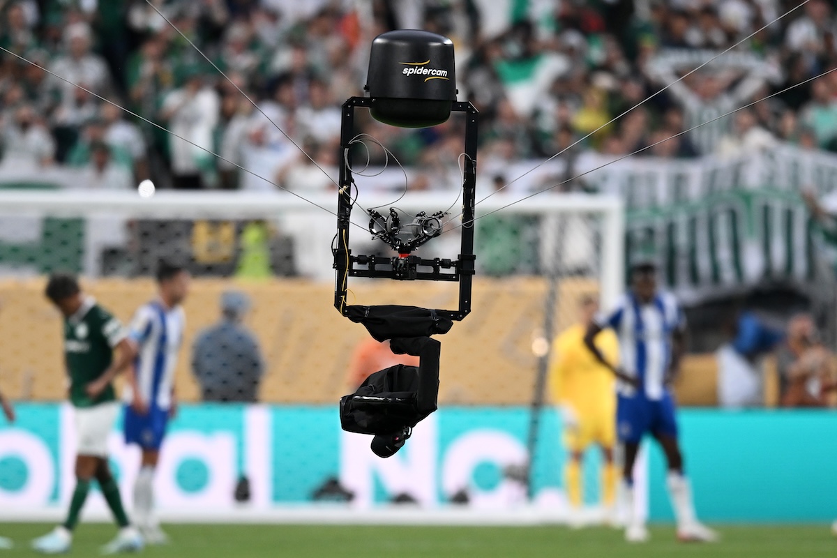 Leggi l'articolo: Il gol dell’Inghilterra dopo che il pallone ha toccato il filo di una telecamera, forse