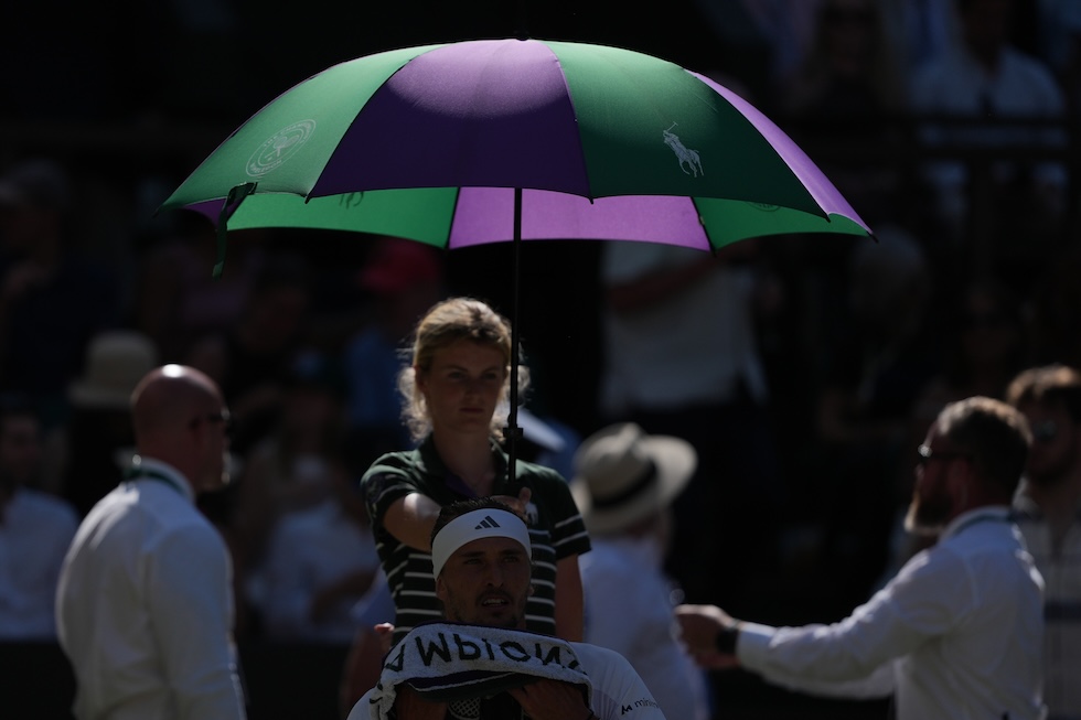 Alexander Zverev durante un cambio nella finale di Wimbledon contro Jannik Sinner. (AP Photo/Kin Cheung)