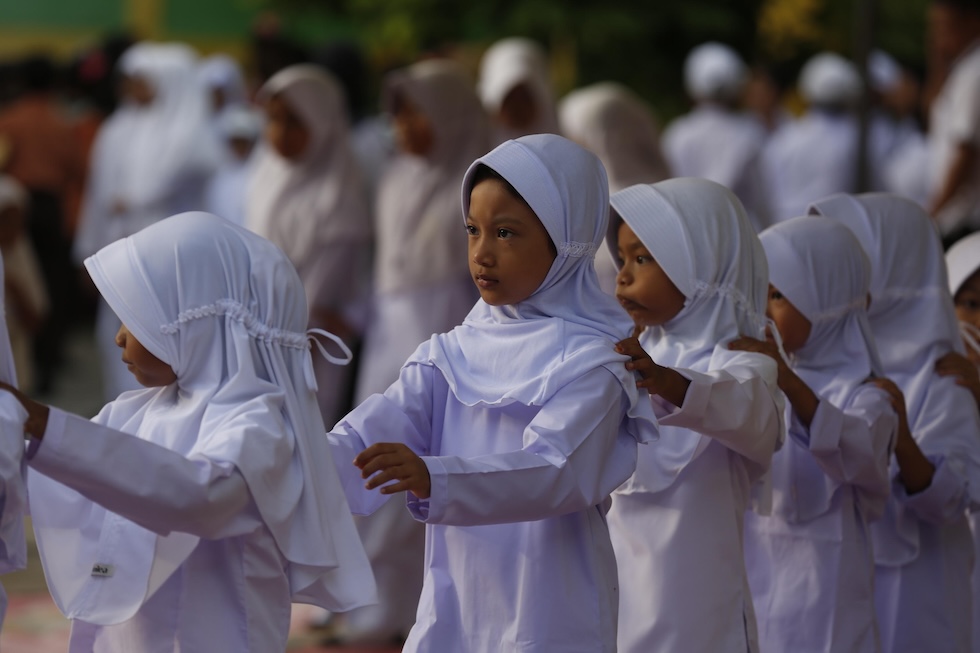 Bambine al primo giorno di scuola. L'anno scolastico in Indonesia inizia a metà luglio e si conclude a metà giugno, con una pausa a dicembre (EPA/HOTLI SIMANJUNTAK/ansa)