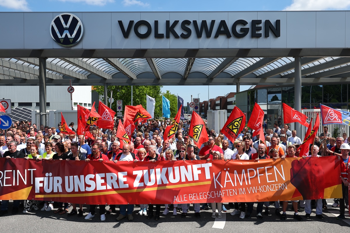 Volkswagen ha raddoppiato la stima sul numero di posti di lavoro che intende eliminare nei prossimi anni, arrivando a circa 100mila