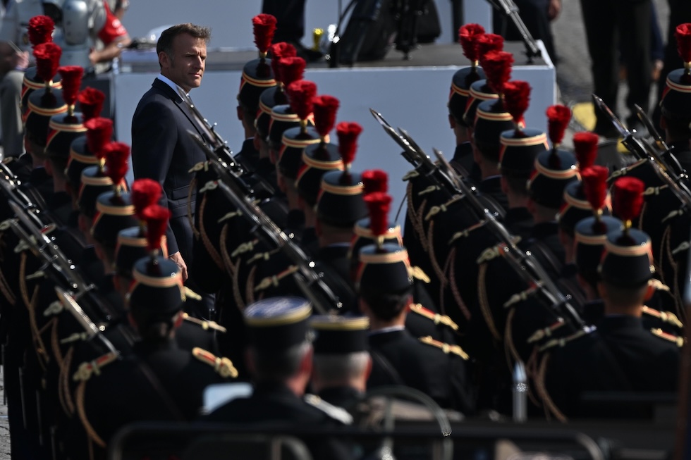 Soldati schierati al passaggio del presidente francese Emmanuel Macron durante la tradizionale parata militare per l'anniversario della Presa della Bastiglia (Mustafa Yalcin/Anadolu via Getty Images)