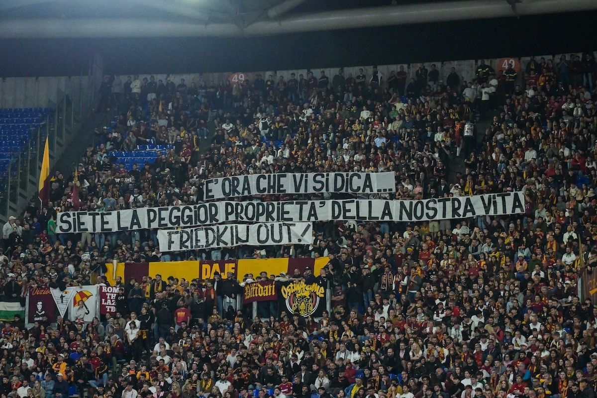 Uno striscione contro la famiglia Friedkin esposto dai tifosi della Roma durante una partite dello scorso aprile