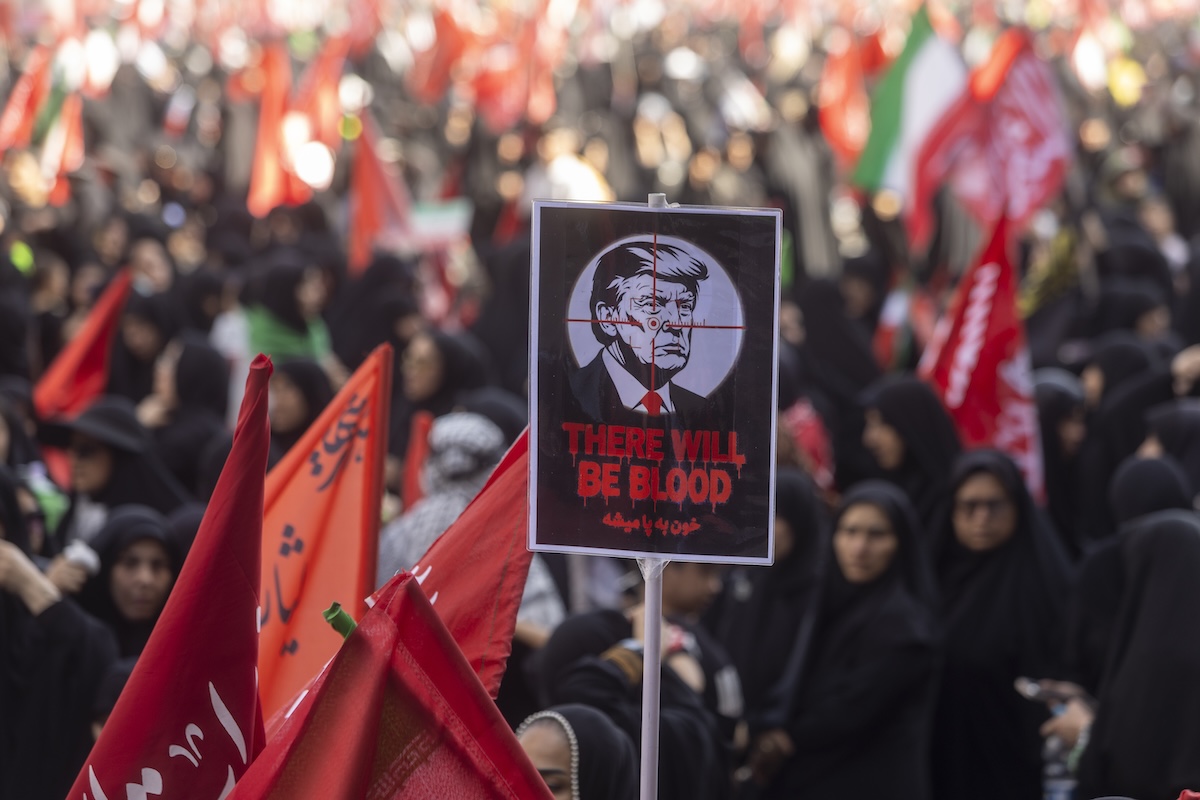 Un cartello contro Trump durante i funerali di Ali Khamenei, il 5 luglio a Teheran