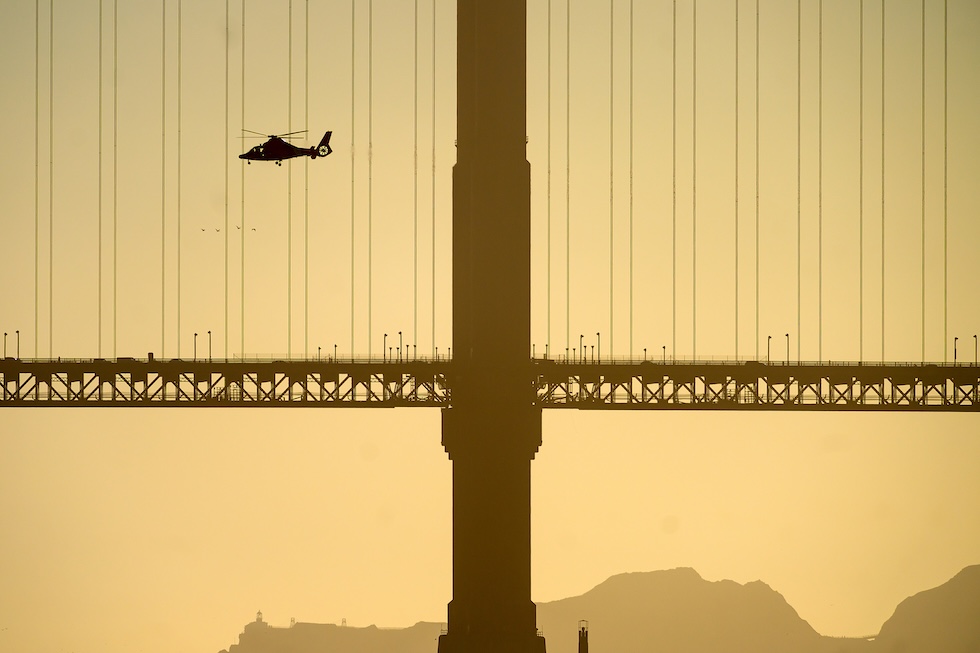 Un elicottero sorvola il Golden Gate Bridge alla ricerca delle persone disperse in seguito al capovolgimento di un’imbarcazione vicino all’isola di Alcatraz (AP Photo/Noah Berger)