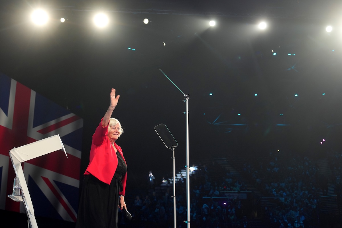 Ann Widdecombe durante la convention annuale di Reform UK, a Birmingham nel settembre del 2024