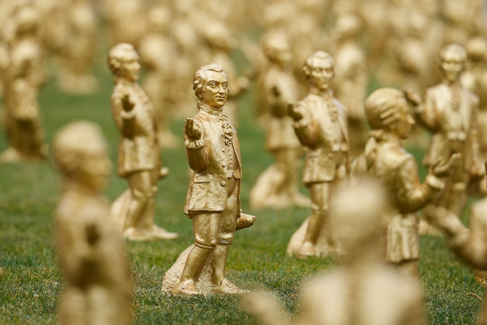 Statuette di Mozart in plastica color oro realizzate per il 270esimo anniversario della nascita del compositore austriaco (AP/Matthias Schrader)