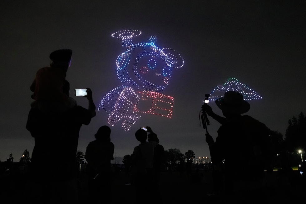 Uno spettacolo di droni illumina il cielo durante il K-Drone Festival (AP Photo/Ahn Young-joon)