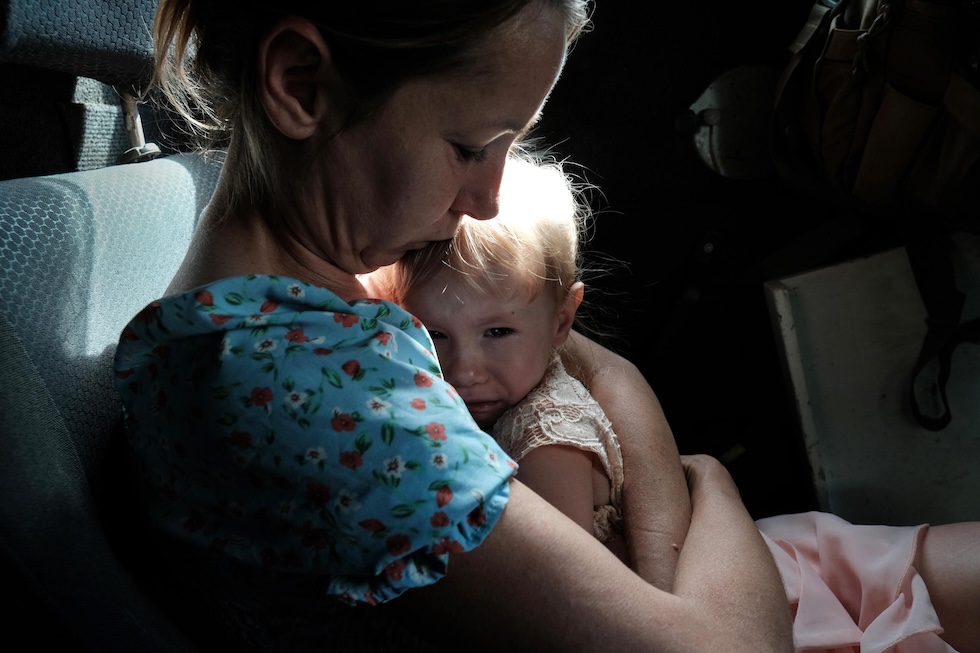 Una donna e la sua bambina di due anni si preparano a essere evacuate a causa dei pesanti bombardamenti russi (EPA/MARIA SENOVILLA via Ansa)