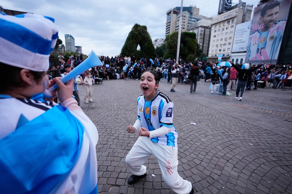 Tifosi festeggiano la vittoria dell'Argentina contro l'Inghilterra alla semifinale dei Mondiali (AP Photo/Natacha Pisarenko)