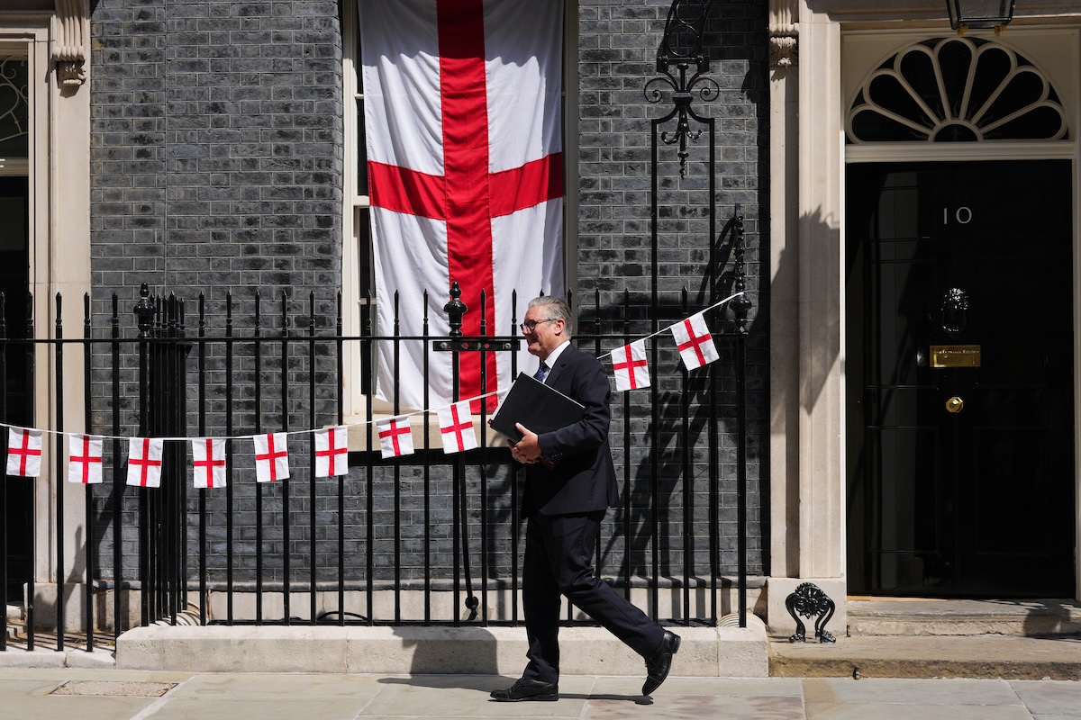 Keir Starmer esce dalla residenza del primo ministro a Downing Street, addobbata con le bandiere dell'Inghilterra per i Mondiali, il 15 luglio