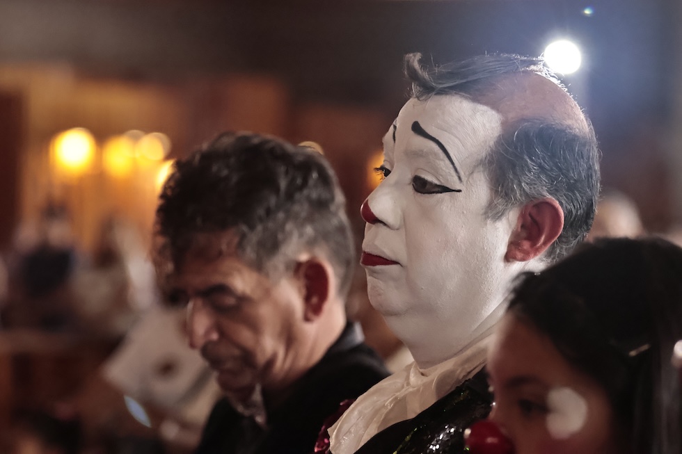 Un gruppo di clown alla basilica di Guadalupe, dopo aver compiuto il tradizionale pellegrinaggio annuale per ringraziare la Madonna di Guadalupe per la salute e il lavoro (Josue Perez/ZUMA/Ansa)