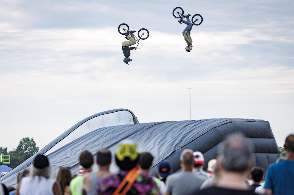 Spettatori assistono a delle acrobazie durante lo Zwarte Cross Festival (EPA/EMIEL MUIJDERMAN via Ansa)