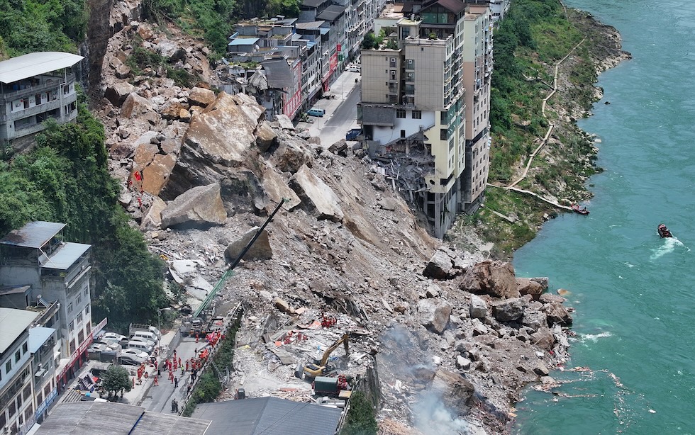 Una frana provocata dalle forti piogge, lungo un tratto del fiume Wujiang (Xinhua/Wang Quanchao via Ansa)