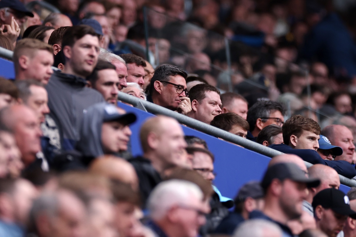 Andrew Burnham, concentrato mentre segue una partita dell'Everton allo stadio, a Liverpool, il 17 maggio