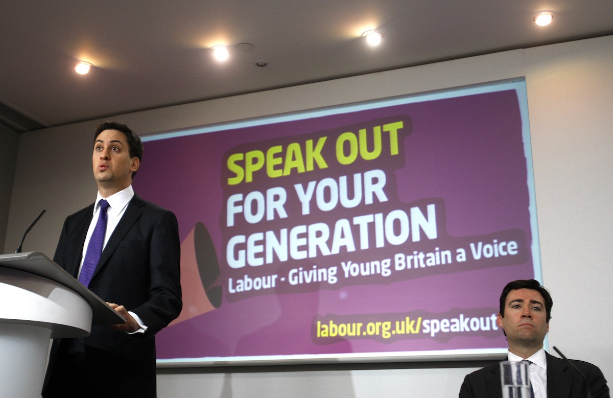 Ed Miliband e Andy Burnham nel 2010, ai tempi in cui erano rispettivamente leader dell'opposizione e ministro ombra dell'Istruzione