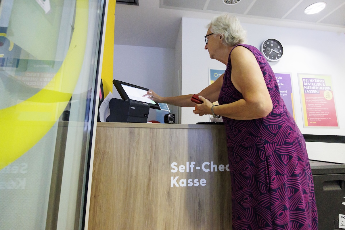 Una donna utilizza una cassa automatica