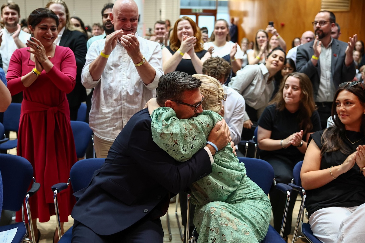 Andy Burnham abbraccia la moglie Marie-France van Heel dopo l'annuncio della sua vittoria, il 17 luglio a Londra
