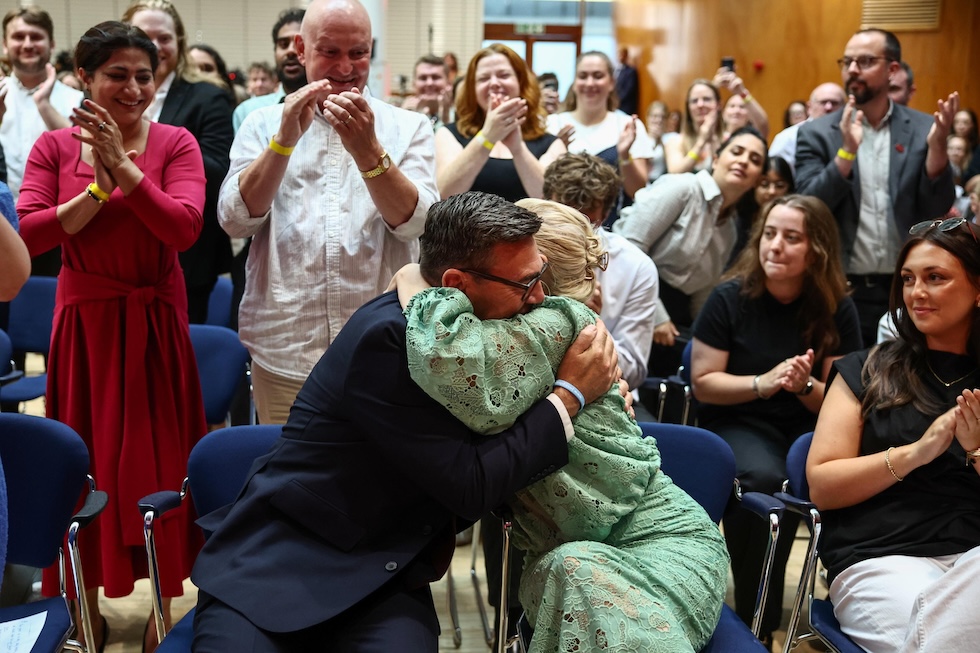 Andy Burnham, nuovo leader dei Laburisti britannici, abbraccia la moglie Marie-France van Heel dopo l’annuncio della sua vittoria (EPA/HENRY NICHOLLS/Ansa)