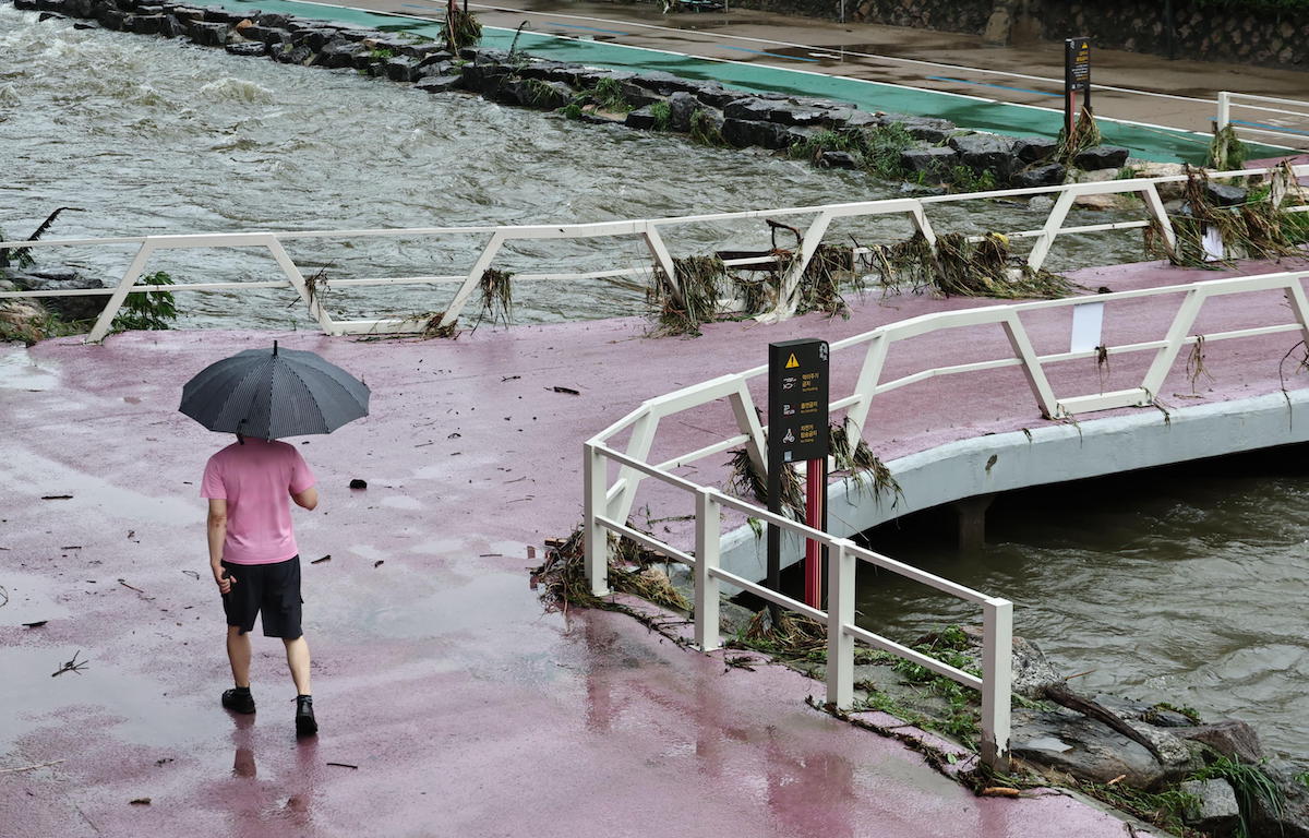 Un torrente in piena nella provincia di Seodaemun (EPA/YONHAP SOUTH KOREA OUT)