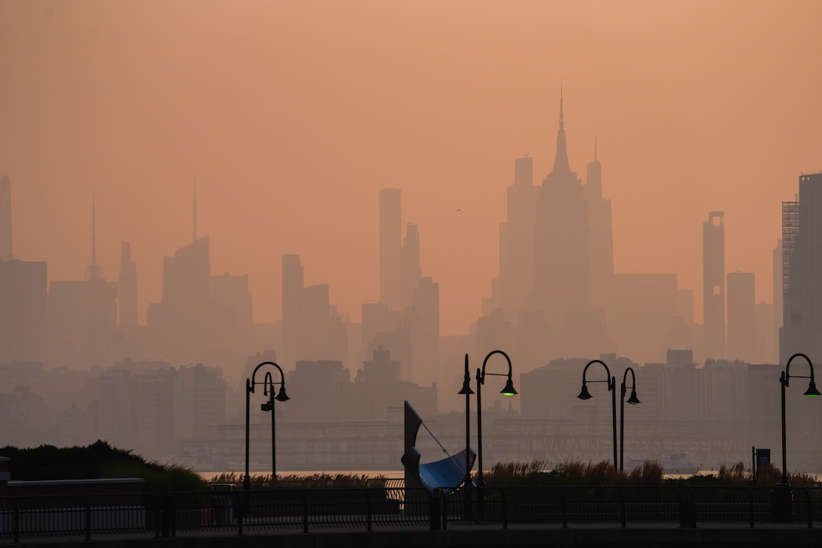 Lo skyline di New York avvolto in una coltre di fumo generata dagli incendi in Canada (AP Photo/Ryan Murphy)