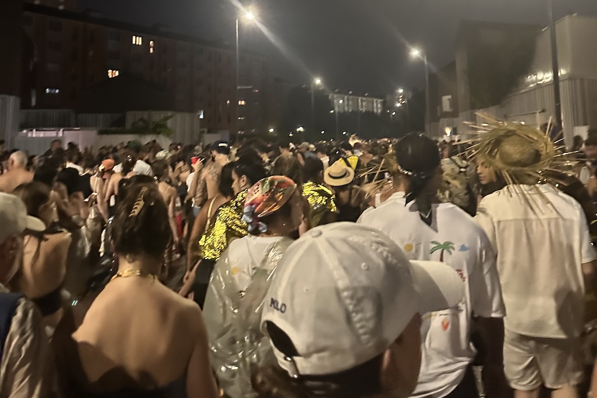 Il concerto di Bad Bunny a Milano, con quasi 80mila spettatori, è stato evacuato per una forte grandinata
