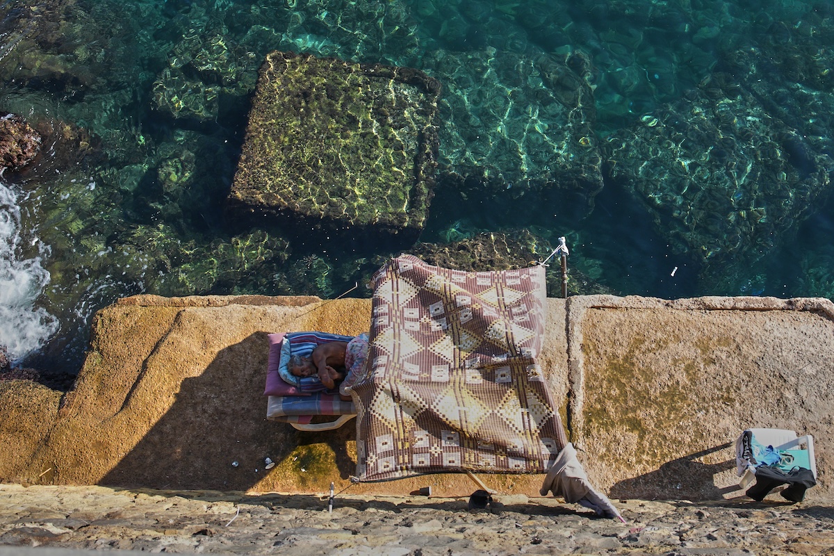 Un uomo sul lungomare di Beirut (AP Photo/Hassan Ammar)