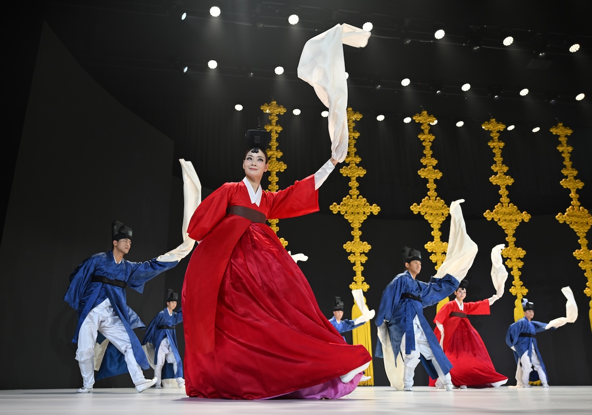 Una performance di danza sudcoreana durante la 48esima sessione del Comitato del Patrimonio Mondiale UNESCO (Jung Yeon-je/Pool Photo via AP)
