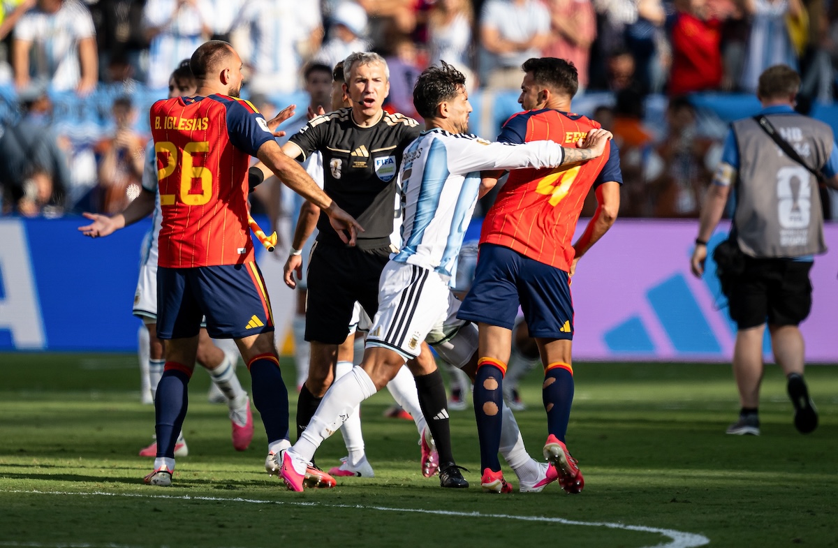 La rissa al termine della finale dei Mondiali tra Spagna e Argentina