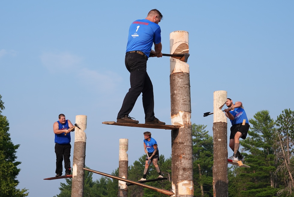 Una gara di taglialegna, in una foto scatatta il 18 luglio all'evento annuale Lumberjack World Championships (AP Photo/Ellen Schmidt)