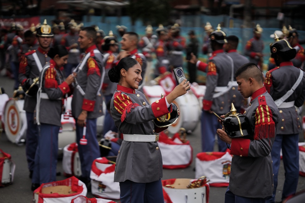 Membri di una banda militare prima di sfilare per il Giorno dell'Indipendenza (AP Photo/Ivan Valencia)