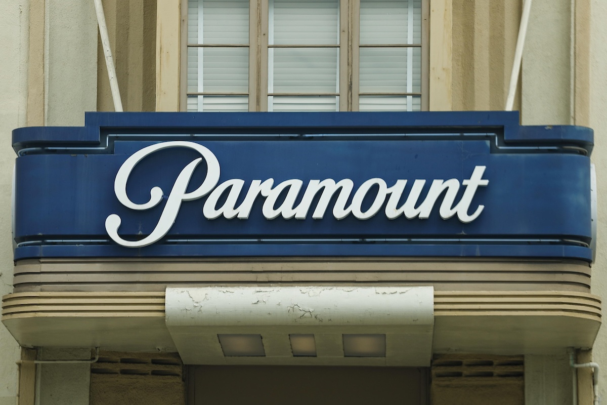 Una giudice degli Stati Uniti ha sospeso l’acquisizione di Warner Bros. da parte di Paramount, dopo il ricorso di un gruppo di stati