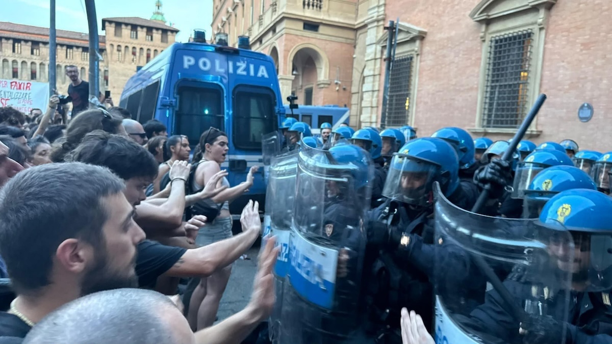 Un momento degli scontri, durante la manifestazione del 20 luglio a Bologna