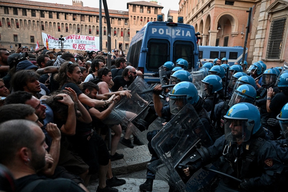Gli scontri di ieri tra polizia e persone che manifestavano per la morte di Abderrahim Fakir, il 42enne di origini marocchine morto mentre due agenti di polizia lo stavano immobilizzando a terra (REUTERS/Michele Lapini)