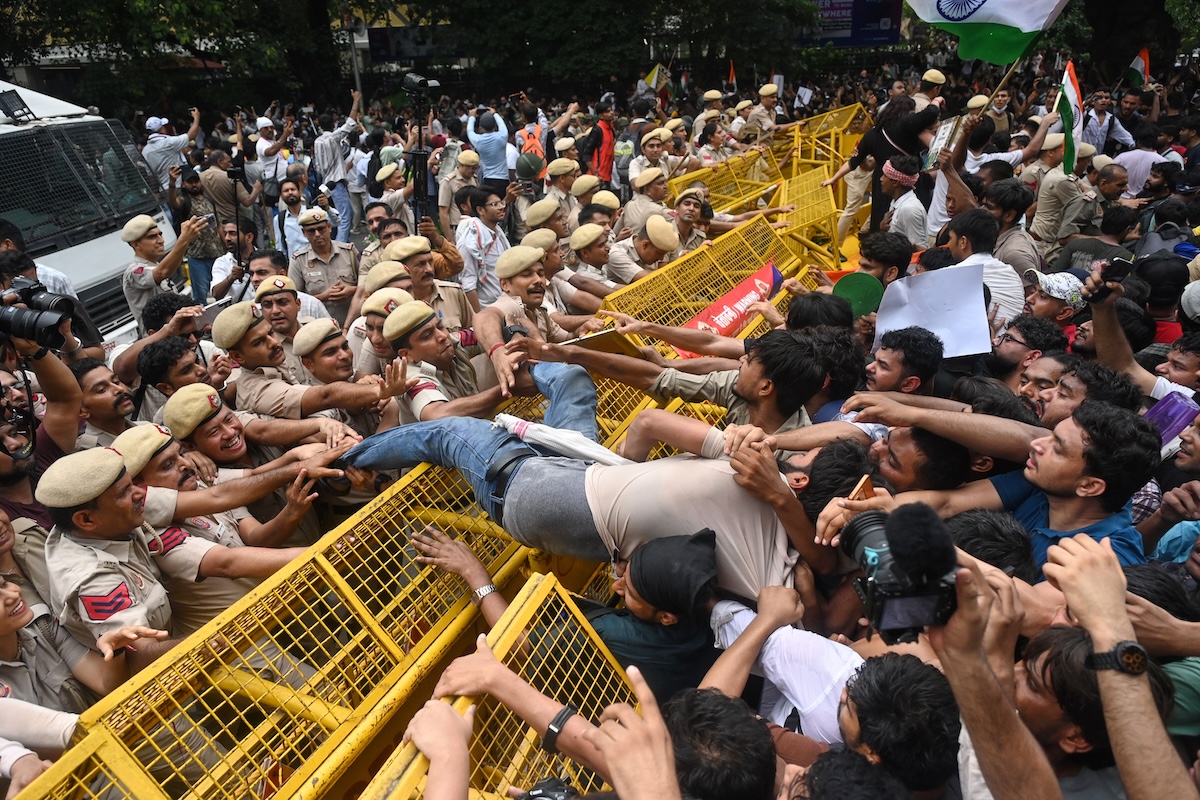 In India il Partito popolare degli scarafaggi ha detto che non farà più cortei, a causa della repressione della polizia