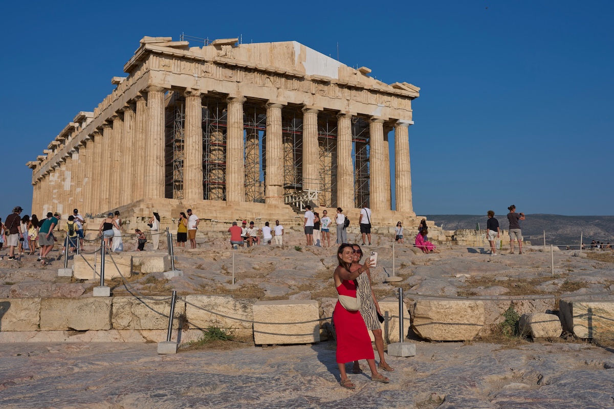 Un uomo ha accoltellato due turisti vicino all’Acropoli di Atene