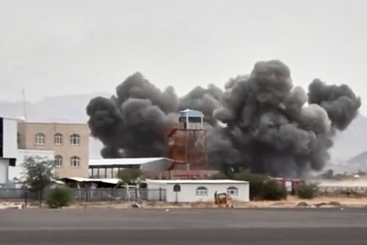 Gli attacchi all'aeroporto di Sanaa, 13 luglio 2026 (Al-Masirah TV via AP)