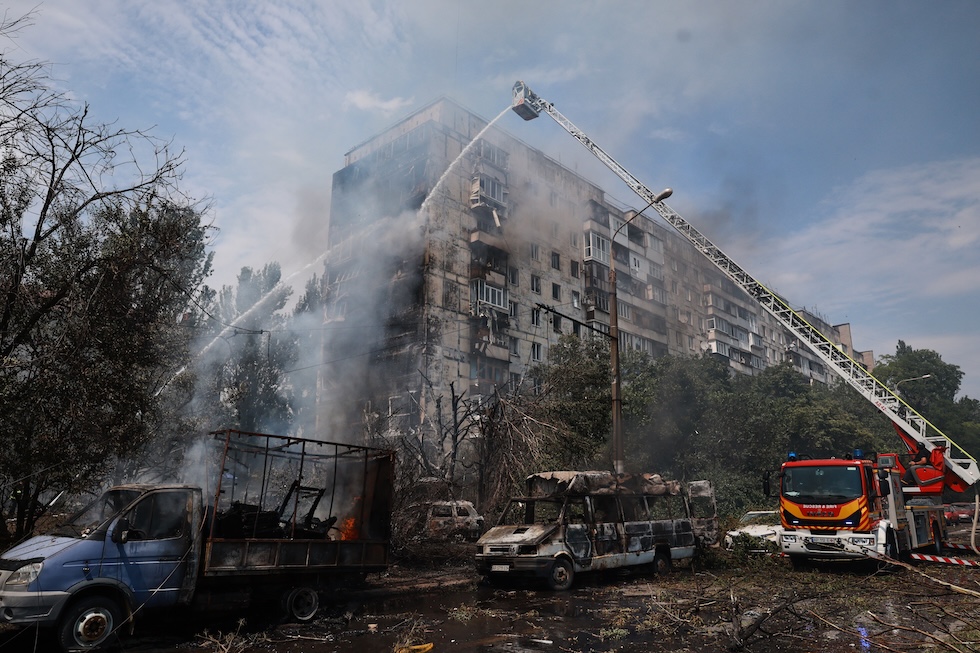 Vigili del fuoco spengono un incendio divampato in un edificio residenziale dopo un bombardamento russo (AP Photo/Kateryna Klochko)