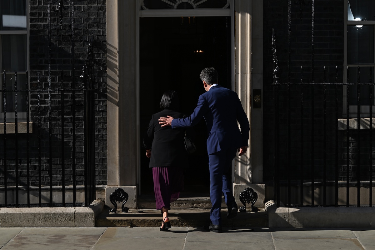 Shabana Mahmood ed Ed Miliband, di spalle, arrivano insieme a Downing Street, il 20 luglio: i loro staff hanno spiegato che era stata una coincidenza, mentre di solito i futuri ministri arrivano uno alla volta